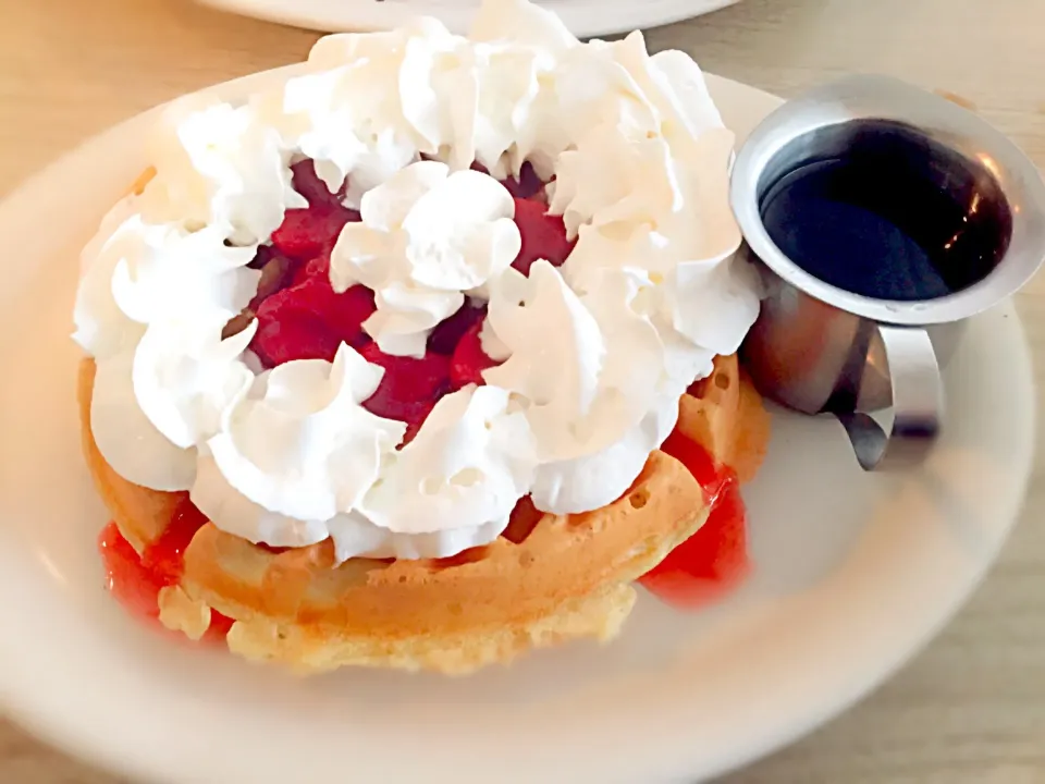 Waffle with strawberries n cream|Rino's kitchenさん