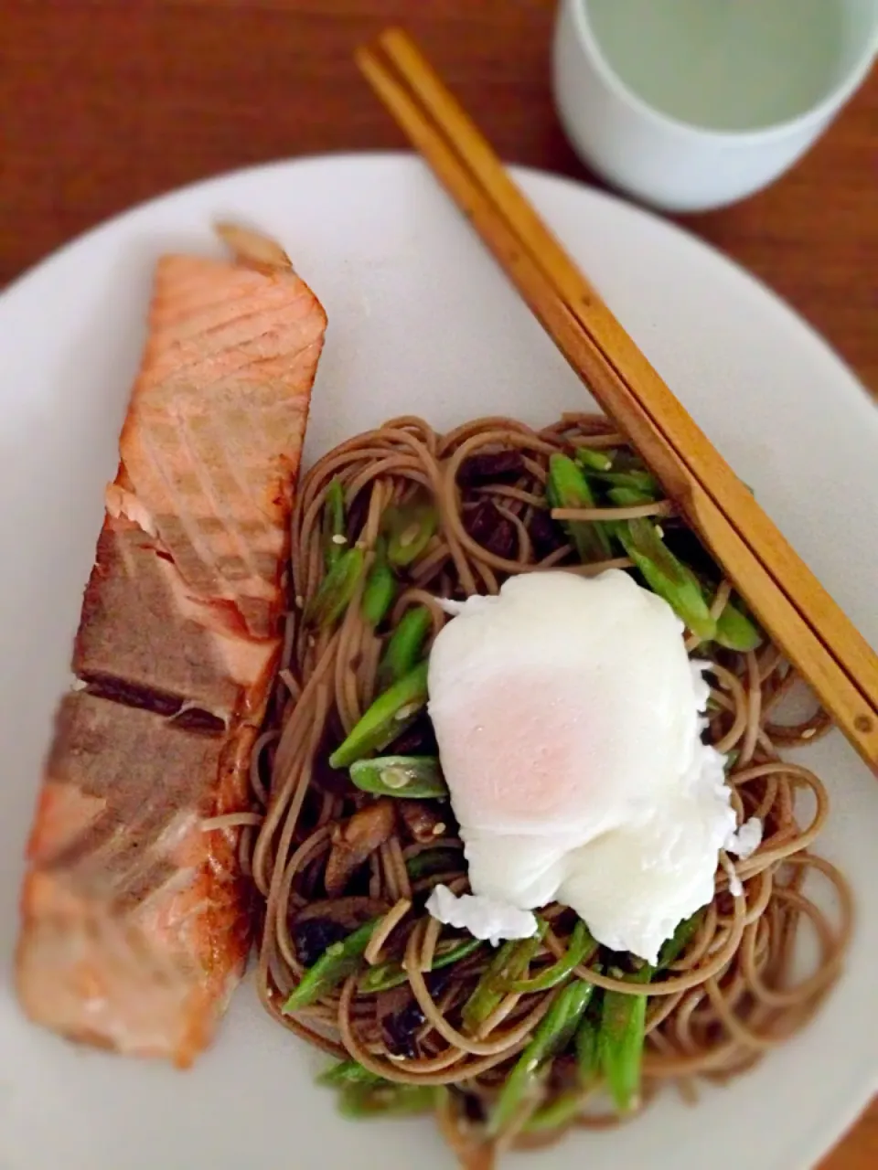 Grilled salmon with soba and poached egg|karen limさん