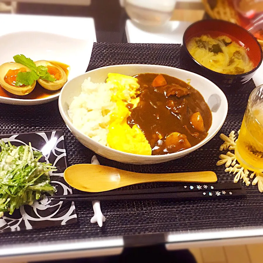 オムカレー。煮卵。水菜サラダ。玉ねぎとワカメの味噌汁。|OGIPAINさん