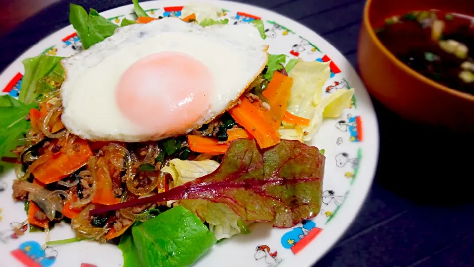 Snapdishの料理写真:お昼ご飯～チャプチェ丼目玉焼きのせ。(o^^o)|ぎるママさん