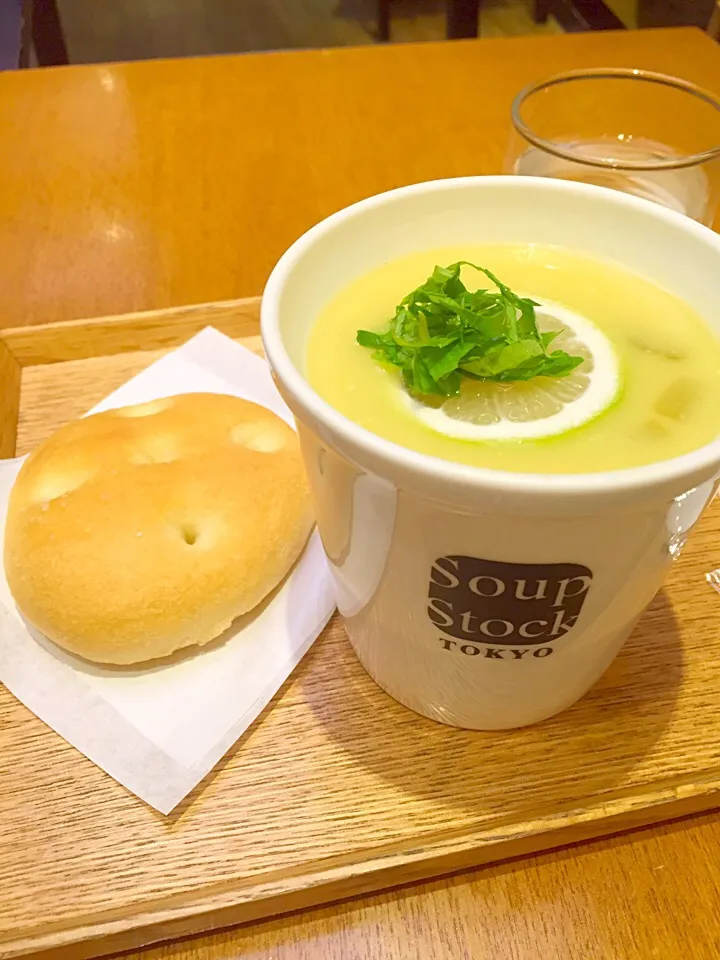 整体帰りの遅めランチ☕️また来た😁スープストックで、芸術家のレモンと鶏肉のスープ🍋|まみりんごさん