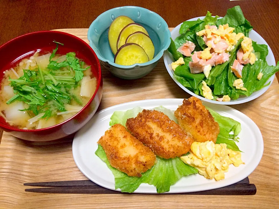 サラダ きのこと大根の味噌汁 サーモンフライ さつまいもの甘露煮|Minamiさん