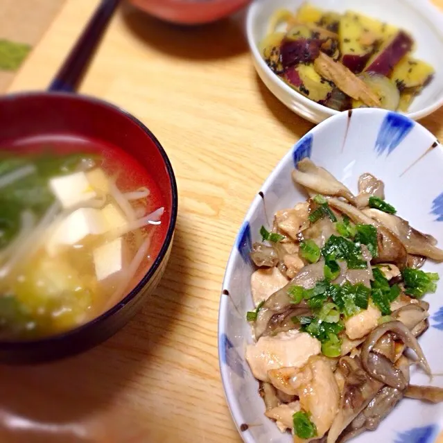 Snapdishの料理写真:晩ご飯 ☆舞茸と鶏肉の炒め物 ☆さつまいものカツオ水煮缶カレー煮 ☆もやしのお味噌汁|けいさん