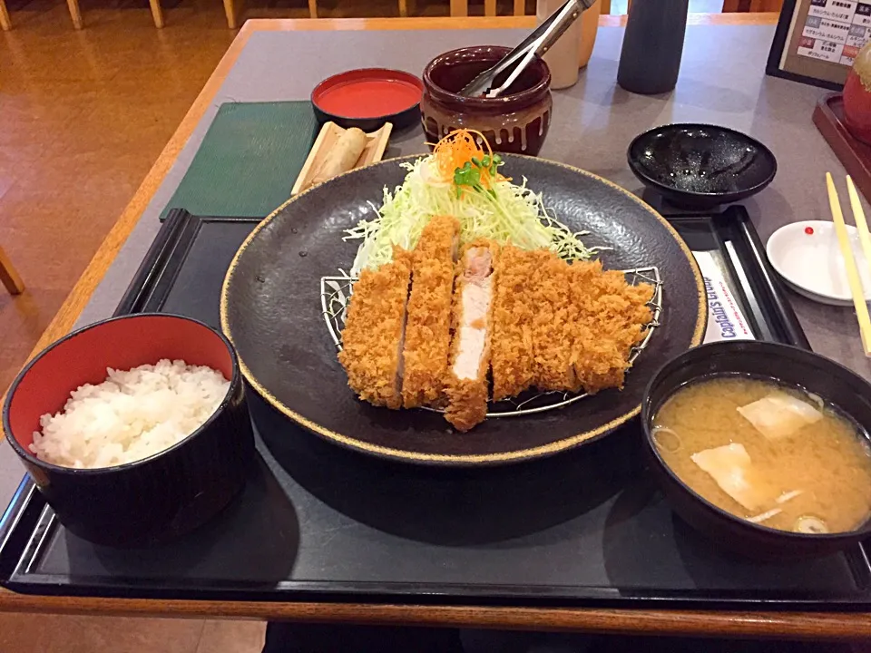 ジャンボロースカツ定食|麦汁さん