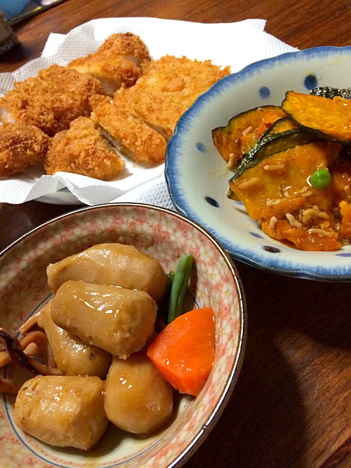 Snapdishの料理写真:11/10の晩ご飯…イカと里芋炊いたんとかぼちゃのそぼろあんかけとトンカツ。|hiroさん