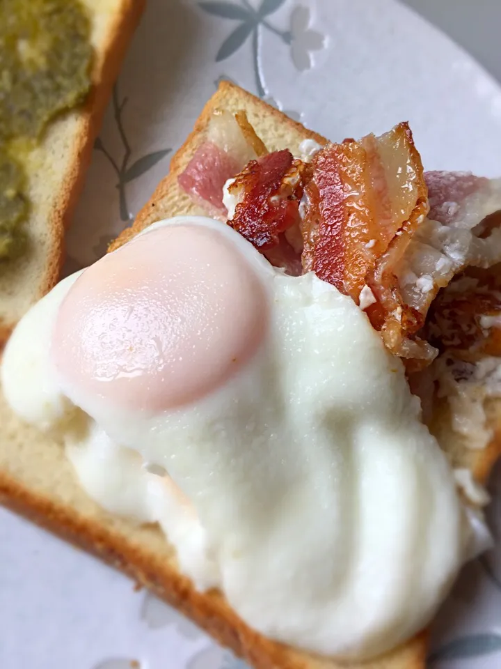 Snapdishの料理写真:最愛の朝食/カリカリベーコンと目玉焼きのトースト|FU-TEN 古原貴大さん