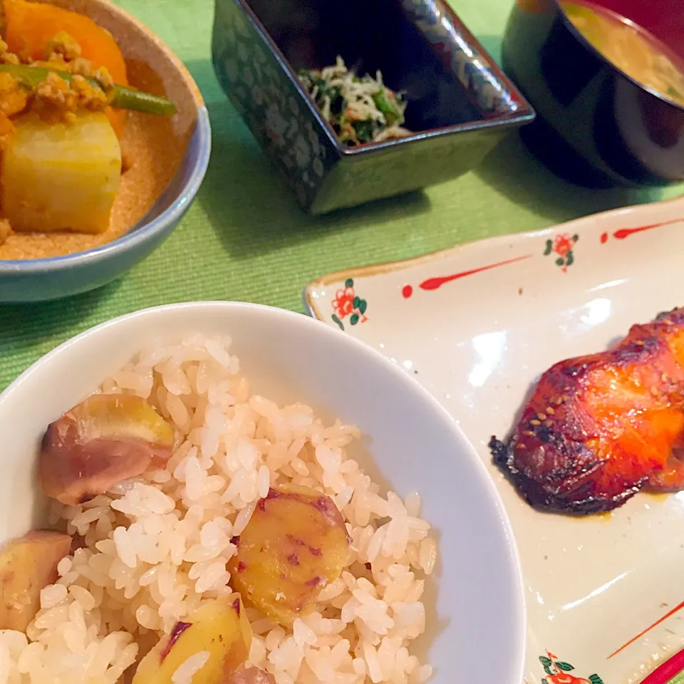 栗ご飯
鰈の味醂焼
ほうれん草としらす和え
かぼちゃの煮物|𝕜𝕪𝟙𝟘𝟚𝟘𝟙𝟠さん