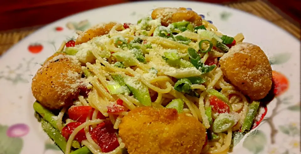 pasta with asparagus and roasted red peppers topped with panko crusted chicken nuggets|Jiraphon Gさん