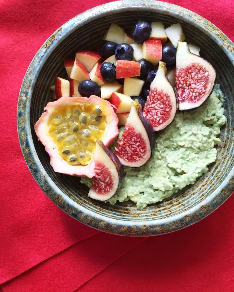 Matcha overnight oats with fresh figs, blueberries, apples & passionfruit 💚 抹茶💚|coxiella24さん