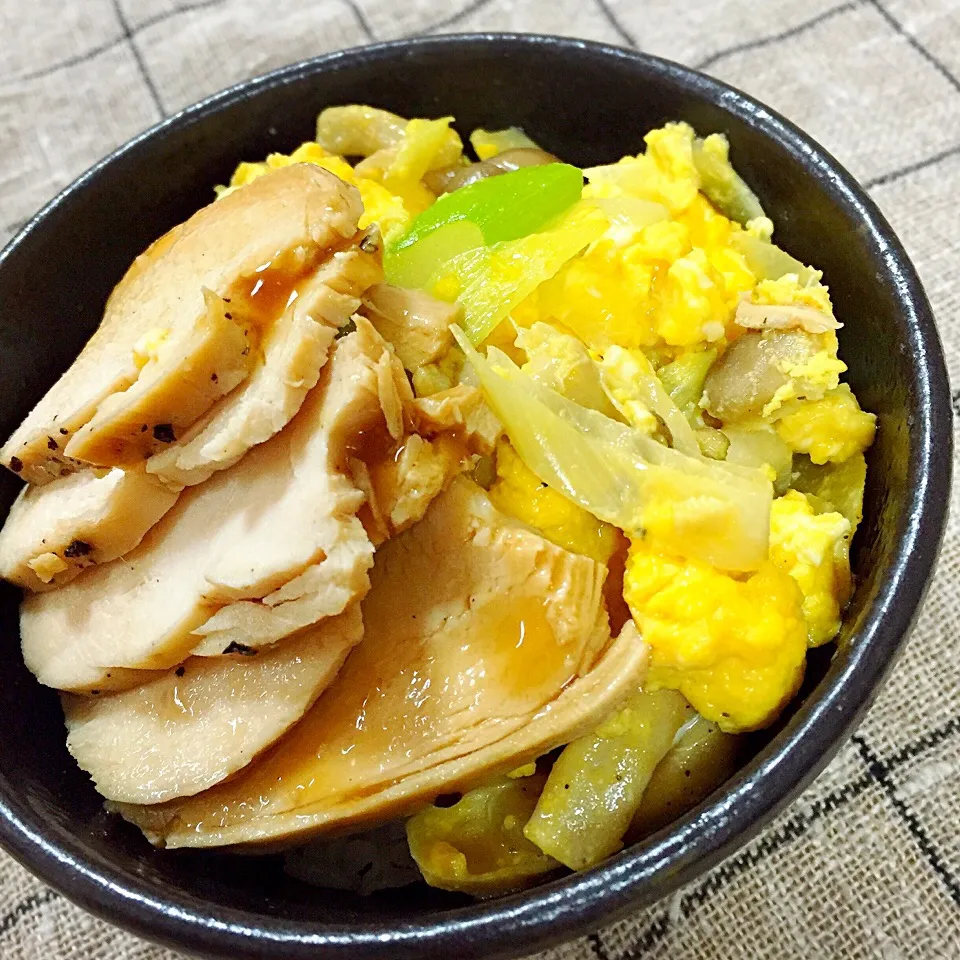 ネギとしめじの玉子丼  レンチン鶏のせ|アッツさん