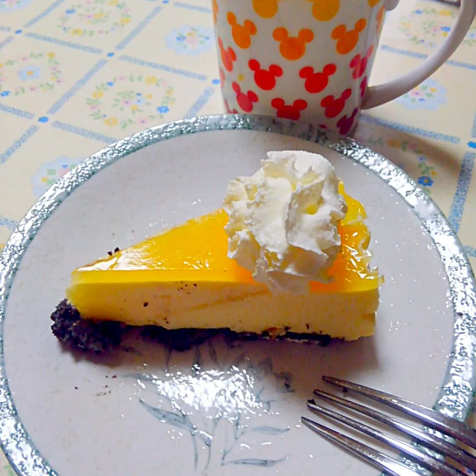 昨日作って冷やしていたパッションフルーツのムースケーキ☆クリーム乗せ|うたかた。さん