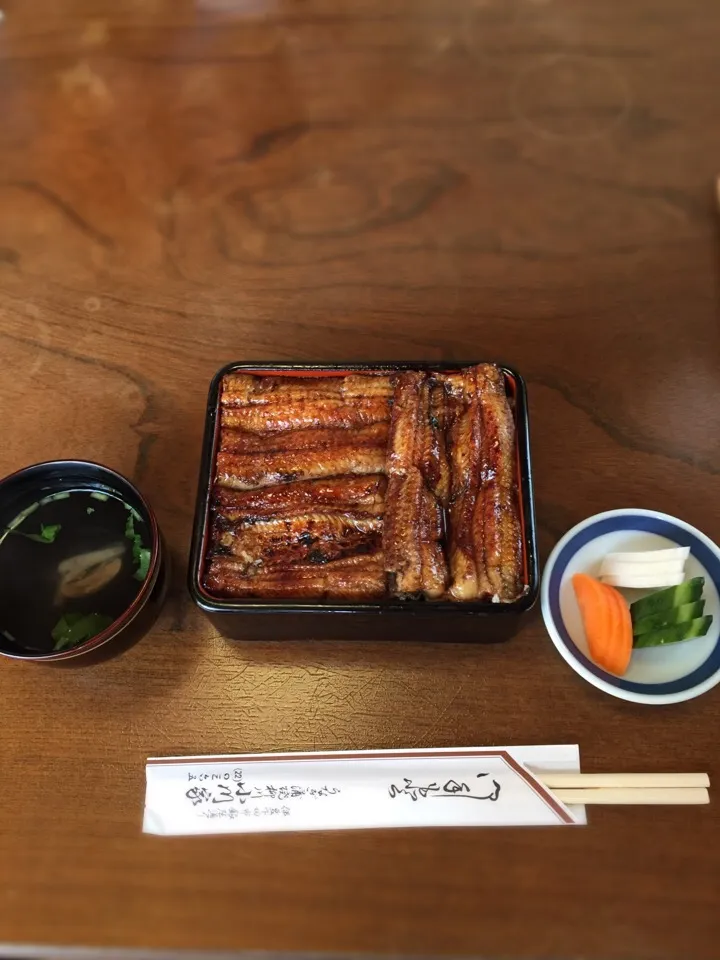 Snapdishの料理写真:伊豆下田のうなぎの名店【小川屋】のうな重。今回は特別に出血大サービスでお重からうなぎがはみ出してたww悶絶級の美味さは何十年もの間の苦労や努力の積み重ね。ごちそうさまでした！！|MORiさん