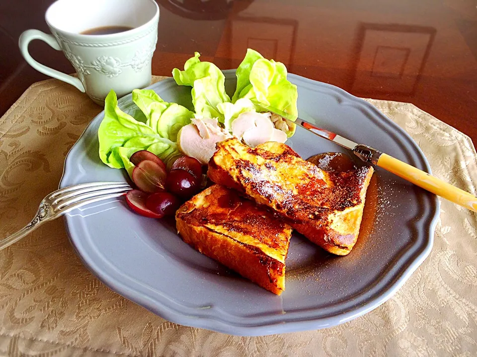 食欲なくて…フレンチトーストと鶏ハムサラダのランチです♪  
Laguioleのナイフとアンティークシルバーフォークで💕|72roseさん