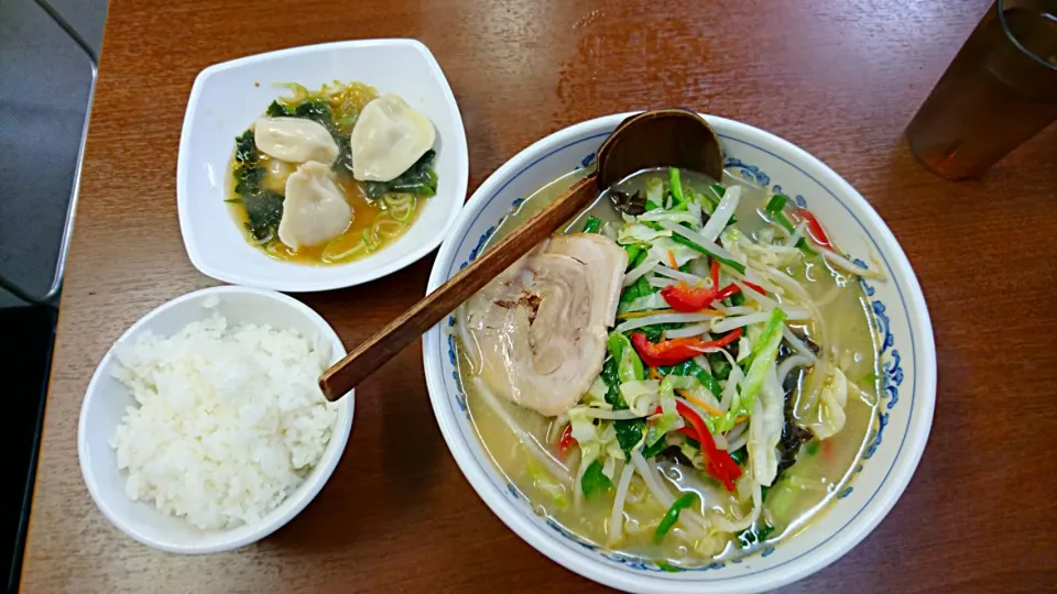 野菜ラーメン＋半ライス＋水餃子のセット|まぐろさん