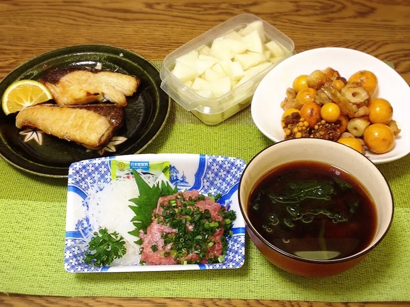 鰤塩焼き・長芋わさび味お漬物・キンカン入り煎り鶏・里芋とほうれん草のお味噌汁・ネギトロ|美也子さん