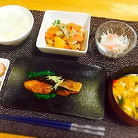 ブリ照り、肉じゃが、生ハムと玉ねぎサラダ、椎茸の明太マヨ焼き、ご飯、小松菜と卵の味噌汁(^O^)|yuuu-iさん