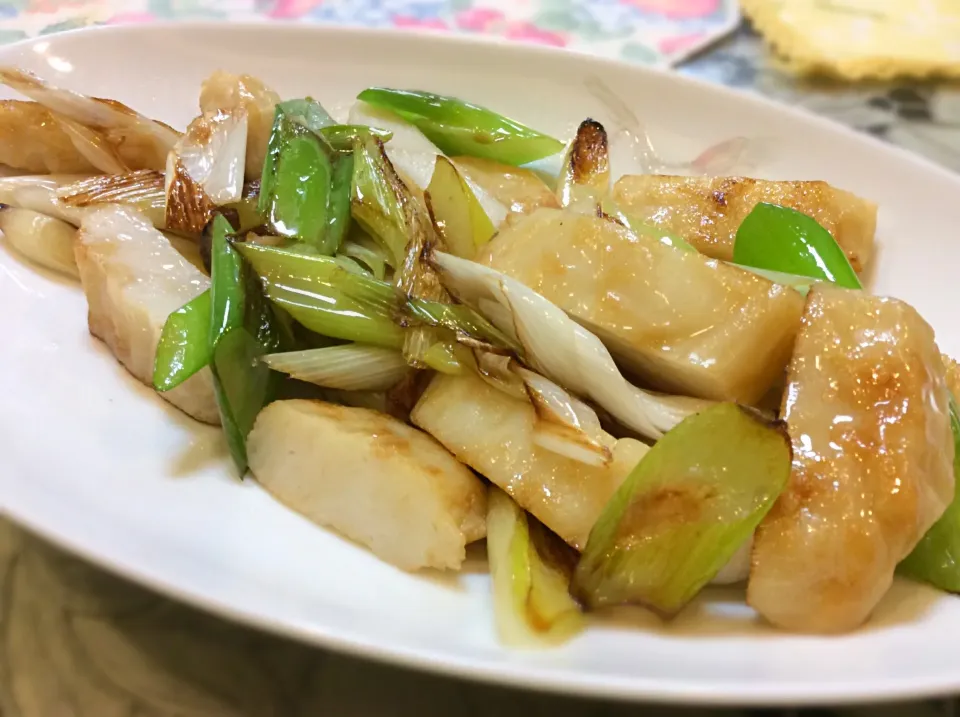 Snapdishの料理写真:長ネギと甘鯛の天麩羅炒め😋|アライさんさん