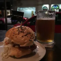 Snapdishの料理写真:Pulled pork burger with vinegar slaw and pork rind|sammiegramさん