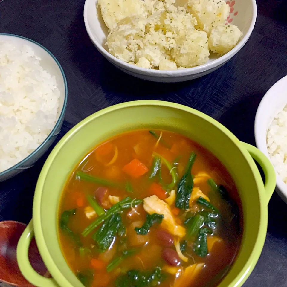 今日の晩ご飯は、具だくさんミネストローネ、粉ふきいも。|ゆえさん