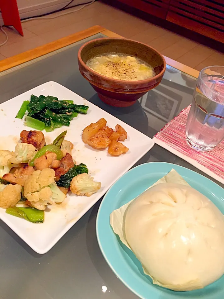 1人ご飯なので昨日の残り物〜と、肉まん、白菜スープ😋あったまる〜ぅ|Tomomi Booさん