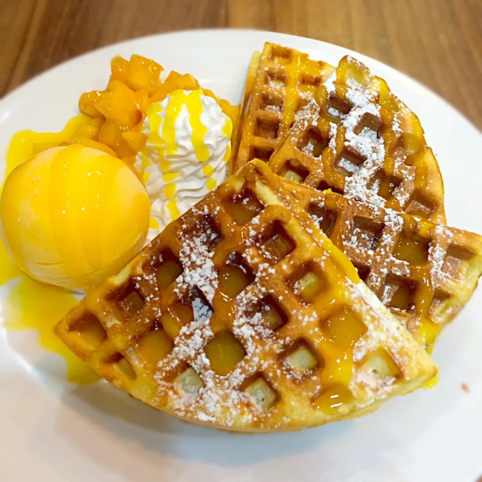 Mango ice-cream waffle 😍|何穎さん