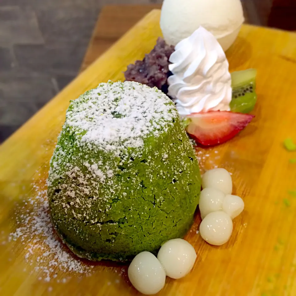 Snapdishの料理写真:Matcha lava cake with tofu ice-cream|何穎さん