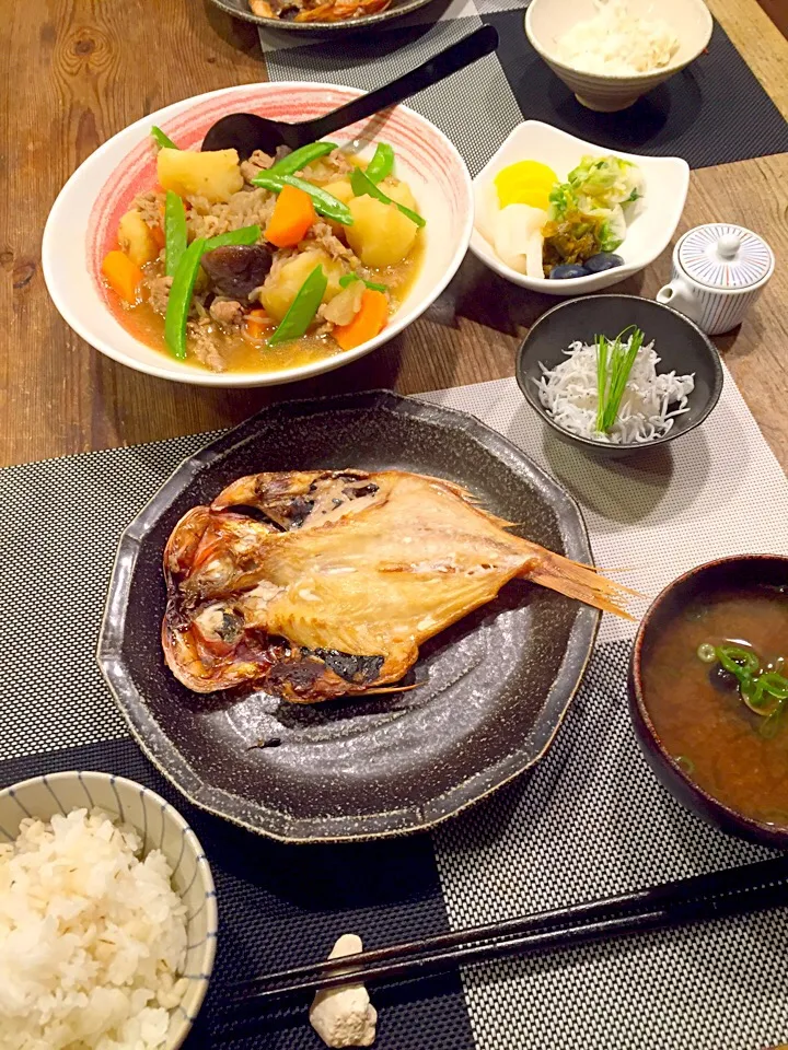 今日はヘルシー和食🍚金目鯛の開き🐟肉じゃが、しらす下ろし、お漬物、シジミのお味噌汁🍃|まみりんごさん