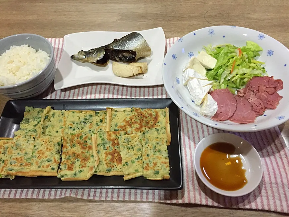 Snapdishの料理写真:11月10日晩御飯〜お好み焼き粉でニラチヂミ・カマンベールチーズ&ペッパービーフ・子持ちニシン丸干し|まーままさん