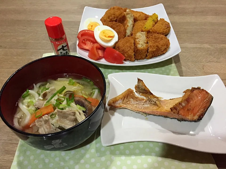 野菜たっぷり肉野菜味噌煮込みうどん・お惣菜コロッケ・塩鮭かま焼き|まーままさん