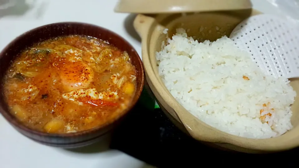 土鍋ごはんにトマト白菜海苔あられの味噌汁(卵入り)♪|しょうたさん