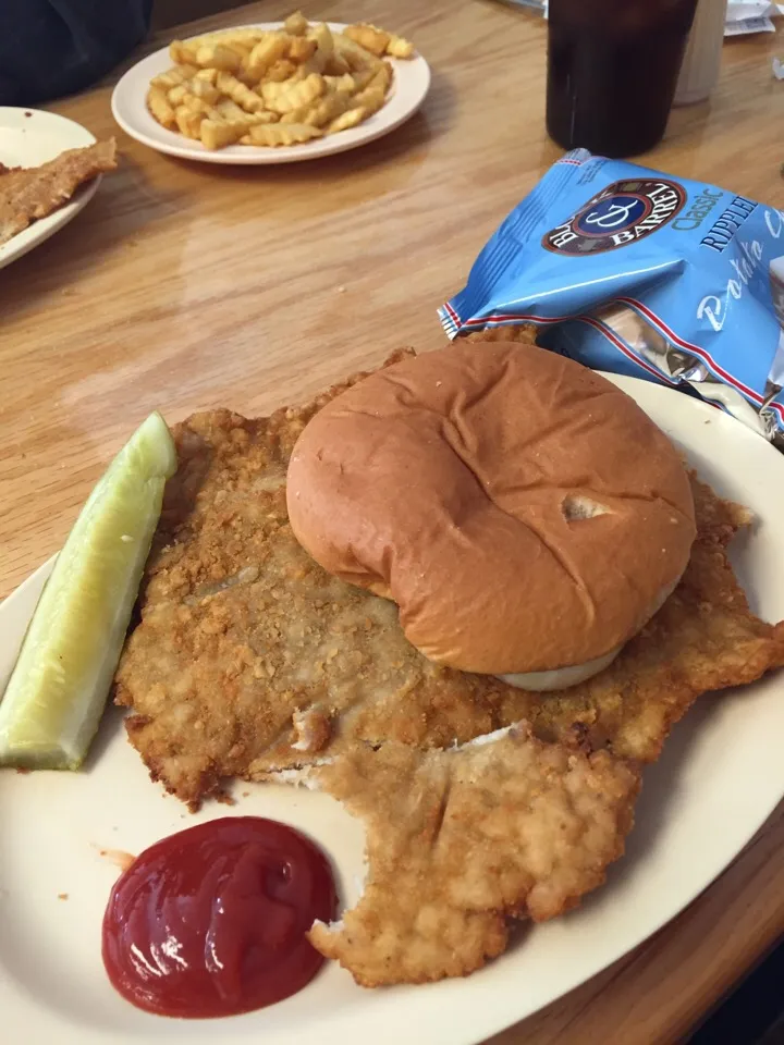 Breaded Pork tenderloin sandwich.  Indiana style|marylouさん