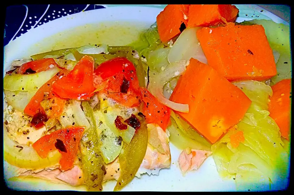 Grilled Salmon Covered with Garden Veggies and Steamed Cabbage and Pumpkin.|Juan Simmsさん