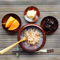 朝食 (ゆかり粥、ひじき煮、沢庵、柿)|藤紫さん