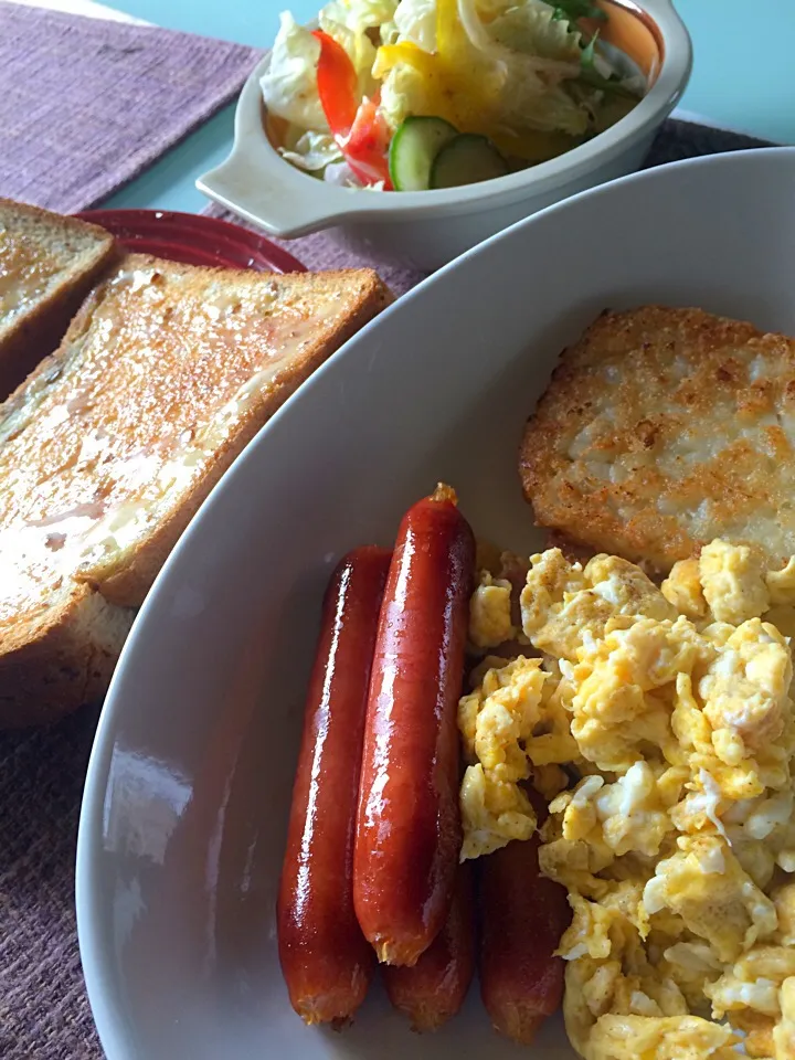 Sausage , eggs and hash browns.. With green salad.. Power breakfast|Nigelさん