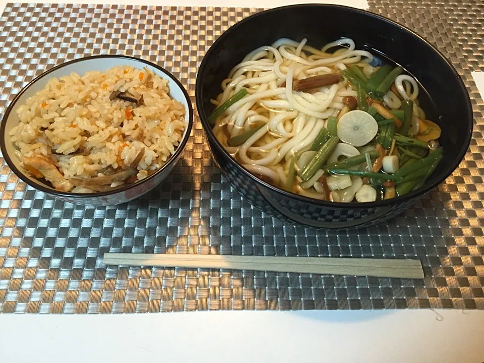 Snapdishの料理写真:山菜うどんとかやくご飯!!|Aya Ishikawaさん