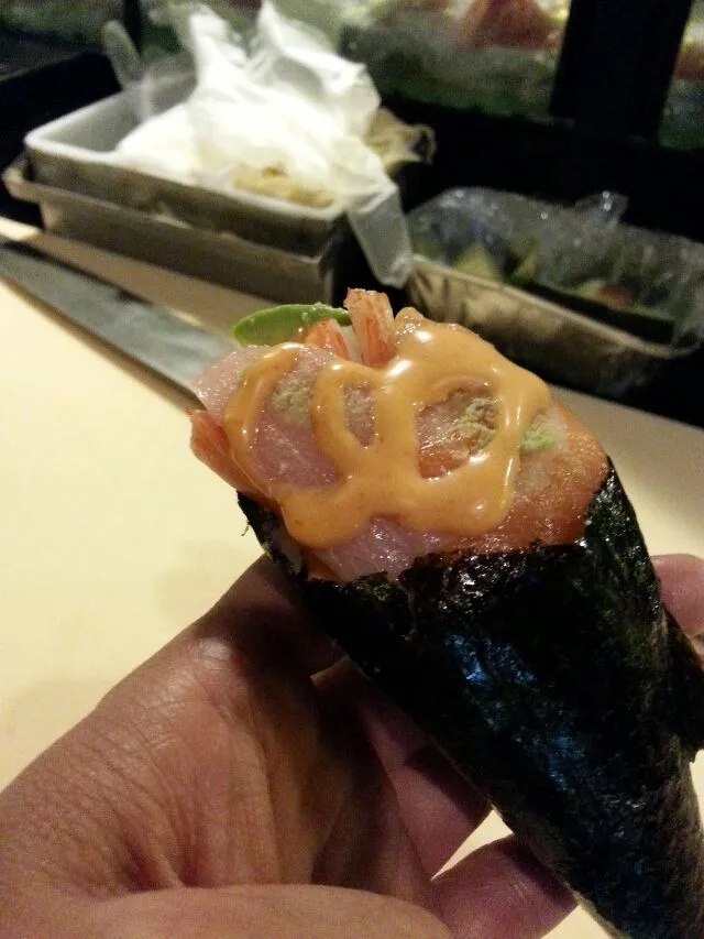 spicy tuna handroll.|Polly Gelfusoさん