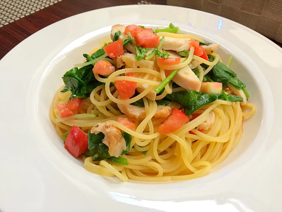 鶏肉とサラダほうれん草と水菜とトマトのスパゲティー|makosukefreaksさん