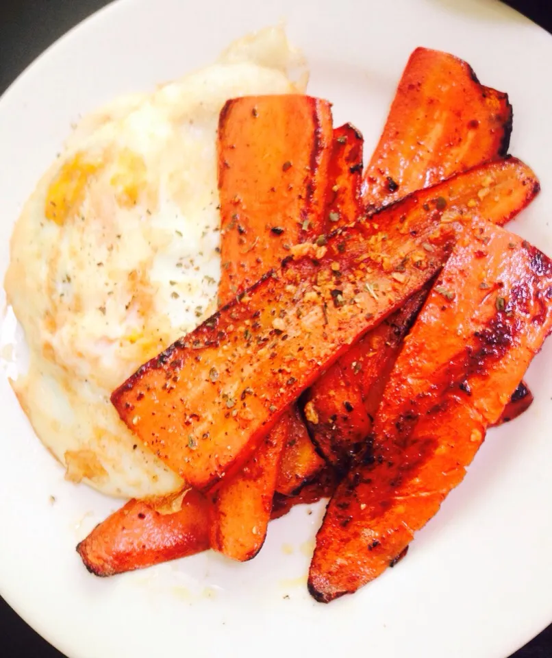 Sautéed carrot with sunny side up on the side|Seagrapesさん