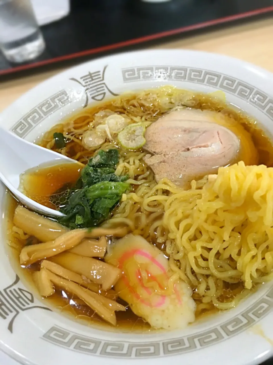 Snapdishの料理写真:伊勢原市役所お食事処しいの木 西山製麺 さっぽろ醤油らーめん600円|Tetsuaki  Komatsuさん