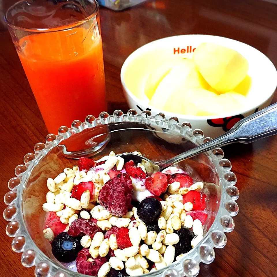 My healty lunch: 
yogurt with honey, frozen berries and cereal 
Fruits and vegetables juice
Fresh apple|Laarni Nabongさん