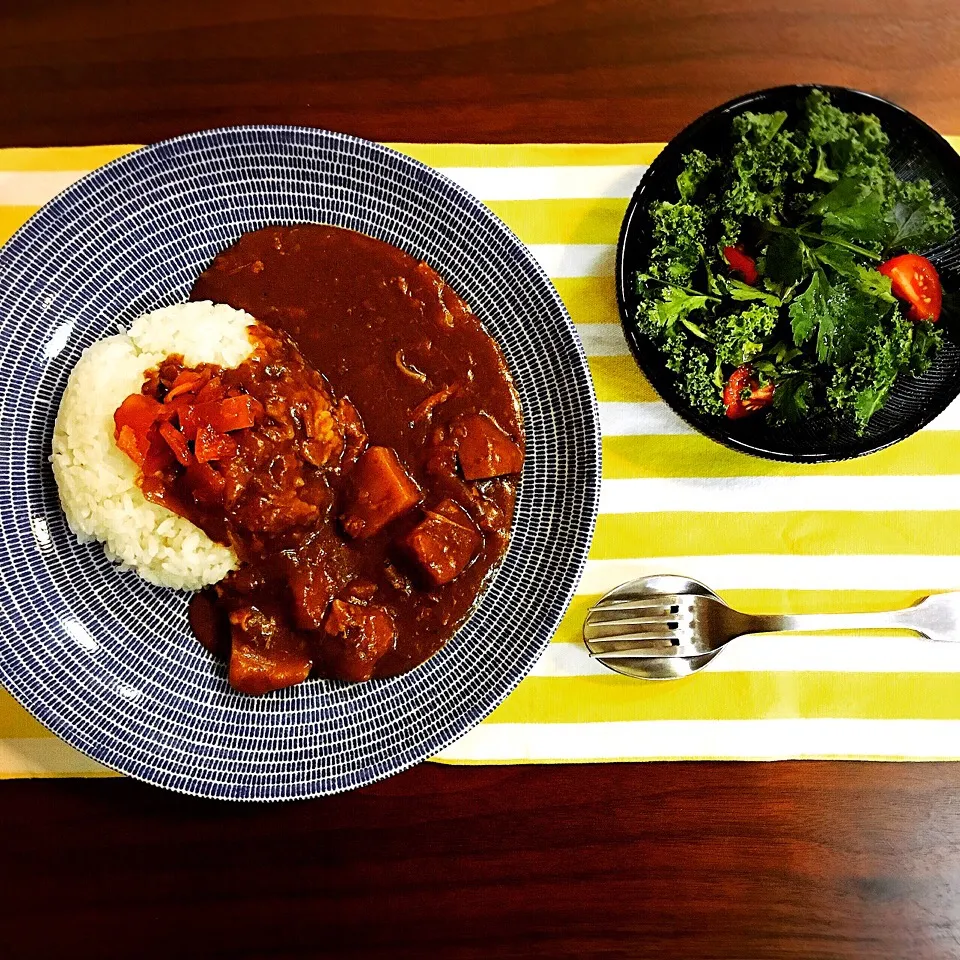 お昼ごはん。圧力なべで時短カレー。飲みさしの赤ワイン入り。ケールとパクチーのサラダ。|yukko7740さん