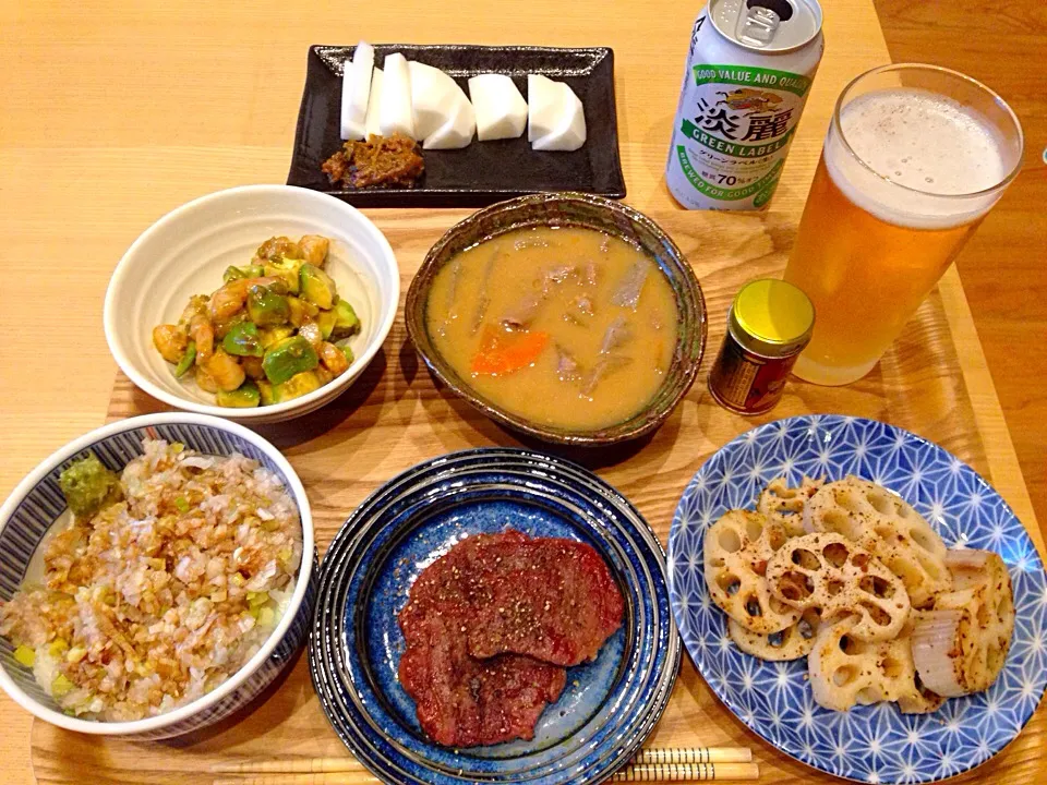 Snapdishの料理写真:ネギトロ丼、牛タン、焼きレンコン、海老アボカド、モツ煮、生野菜|Mikiさん