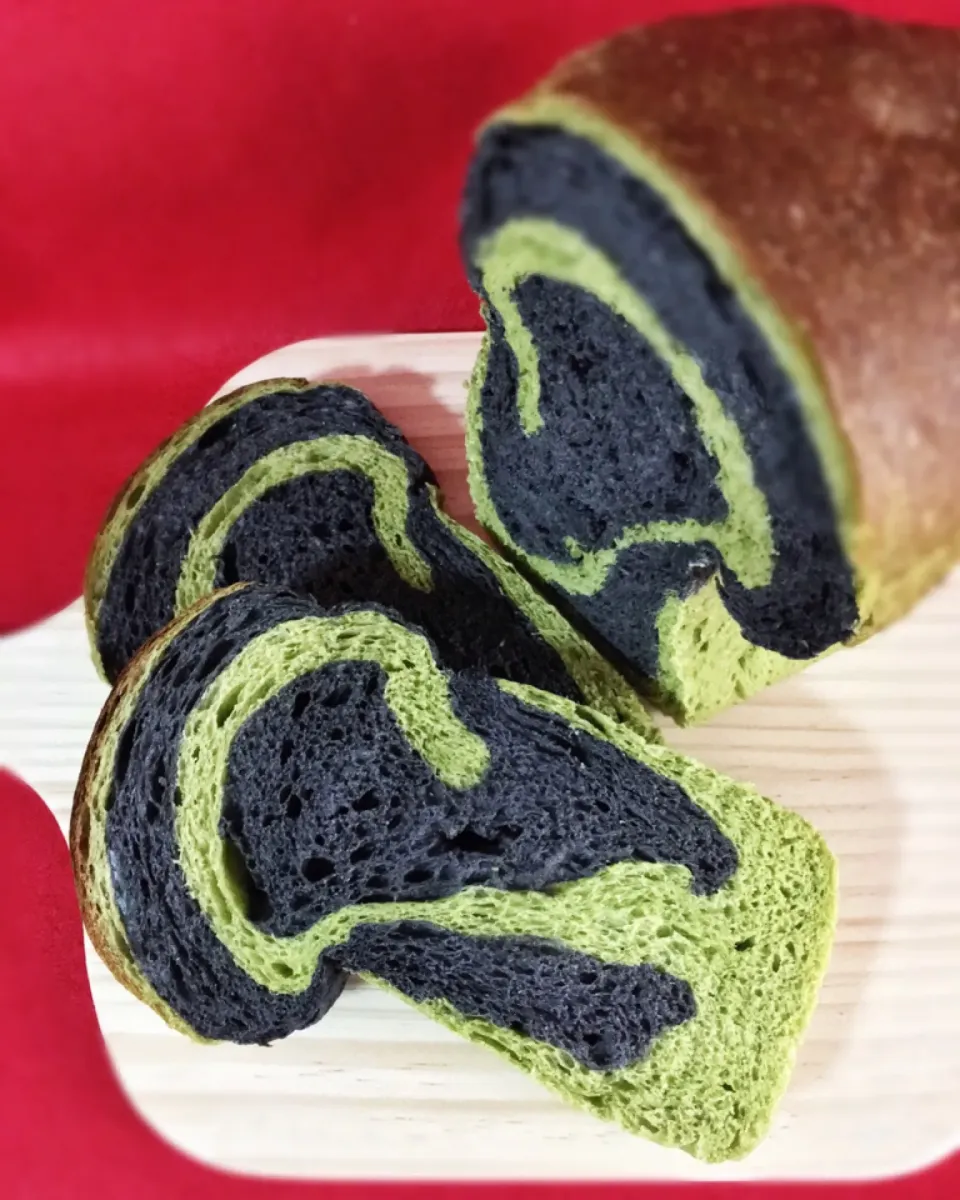 Bamboo charcoal & Matcha swirl loaf 竹碳抹茶面包|coxiella24さん