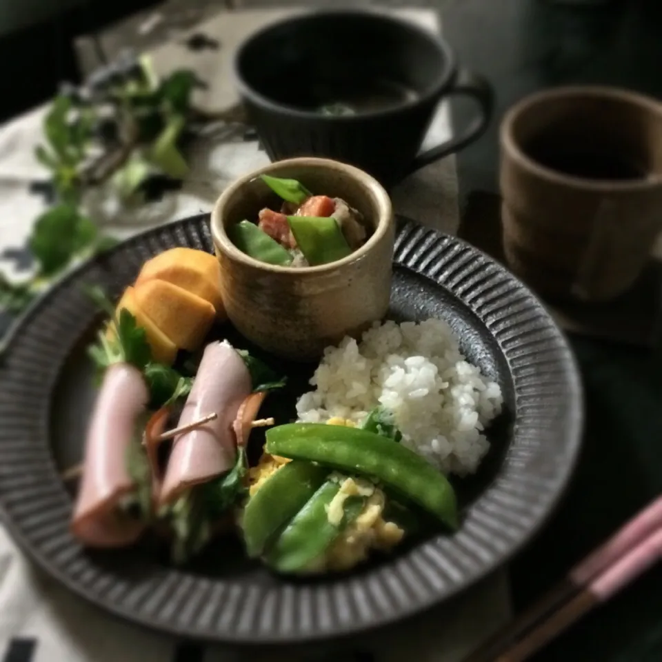 和んプレートで朝ご飯            ・   肉ジャガ、卵とじ、ハムと三つ葉巻き✴︎塩コンブ入り|Naoさん