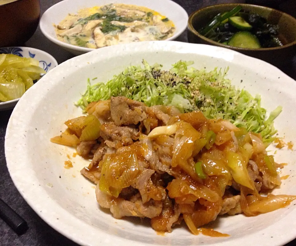 晩ごはん 豚の生姜焼き 春菊の卵とじ きゅうりとワカメの酢の物 青トマトのカレーピクルス 玉ねぎとじゃがいもの味噌汁|ぽんたさん