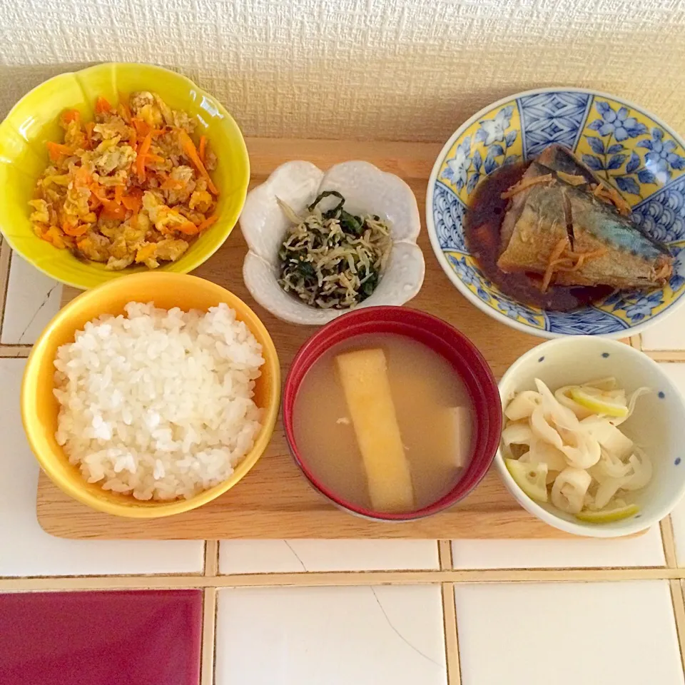 白米☆お味噌汁☆イカと玉ねぎのマリネ☆鯖の醤油煮☆大根の葉とじゃこの炒め煮☆人参シリシリ(p*'∀`*q)|とまこ(*^o^*)さん