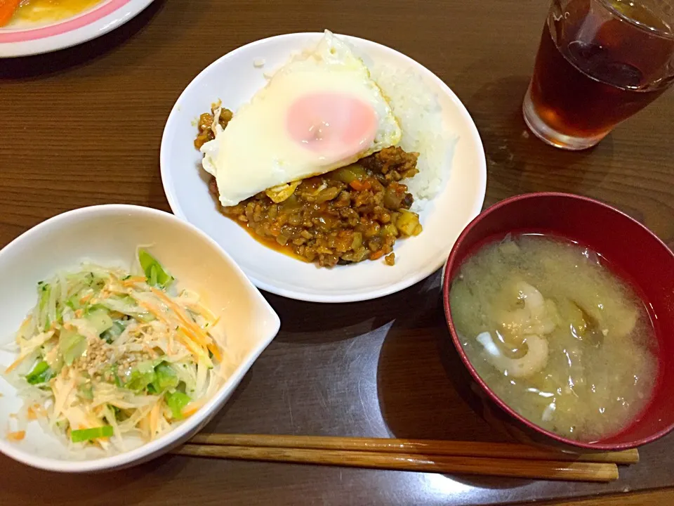 ドライカレー
味噌汁
びっくりドンキー風サラダ|ぴかちゅん★さん