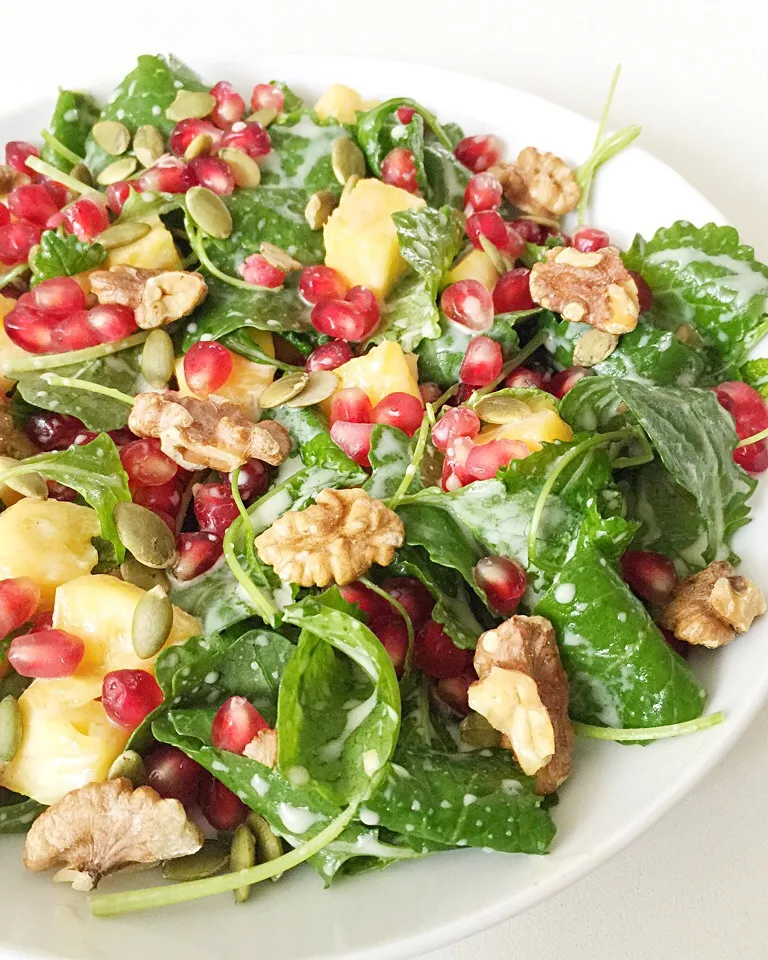 Kale, pomegranate, pineapple and walnut salad with a Greek yoghurt dressing|12Dragonさん