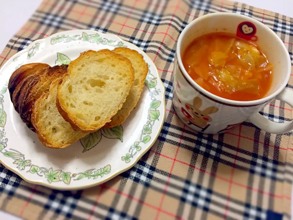 トマトジュースでスープ✨フランスパンと一緒に💕|ハシビロさんさん