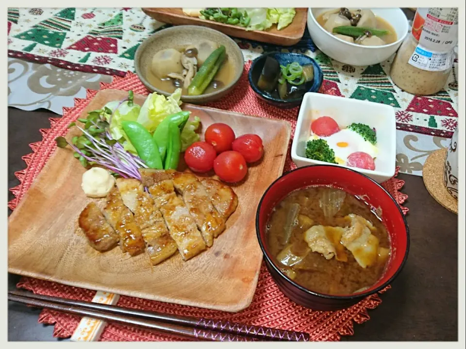 厚切り豚の生姜焼き
ナスの中華炒め
里芋煮
野菜と玉子のココット焼き|misaさん